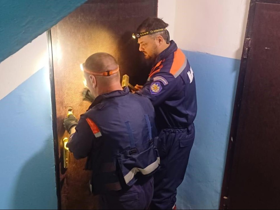 Спасатели освободили больную пенсионерку из запертой квартиры в поселке Ферма