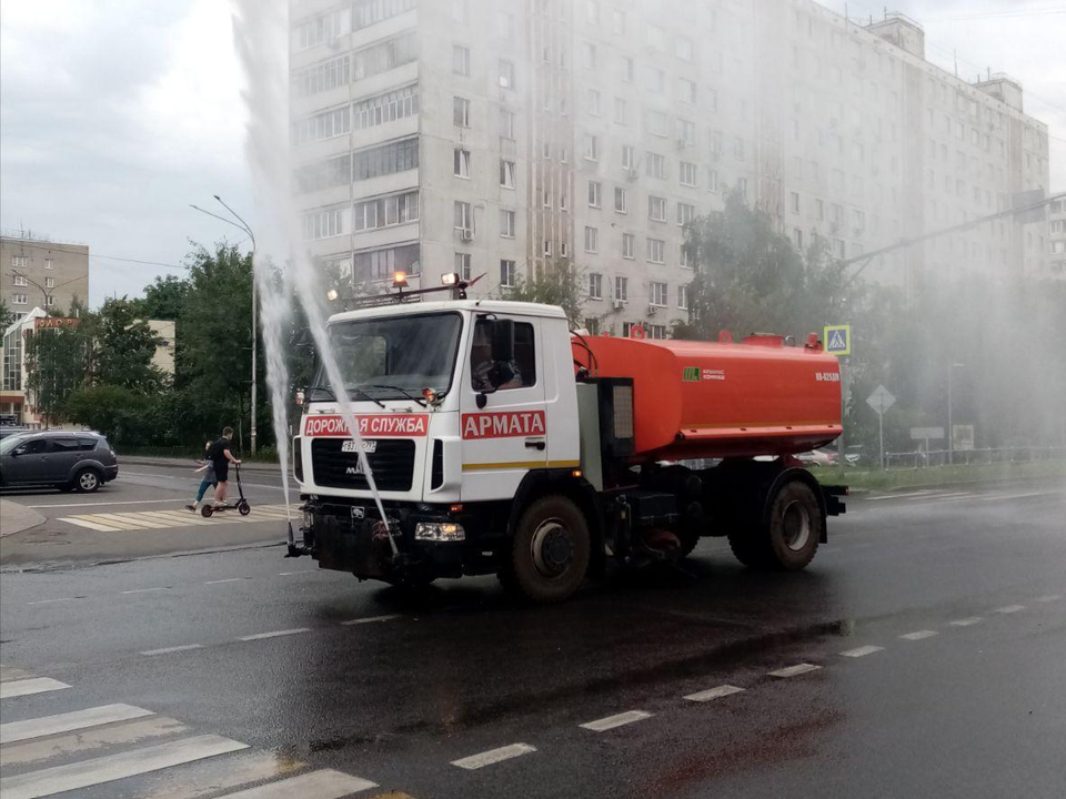 Коммунальные службы в жару три раза в сутки освежают дороги в Дзержинском
