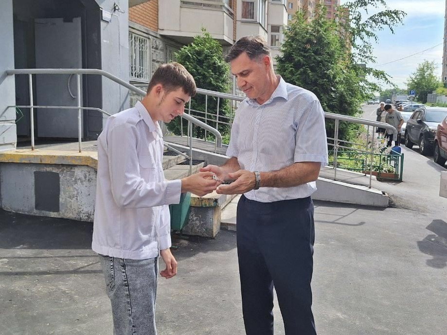 Глава Котельников вручил квартиру 18-летнему сироте