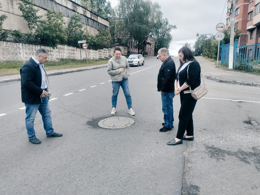 В Дмитрове в микрорайоне имени Аверьянова устранили яму на дороге