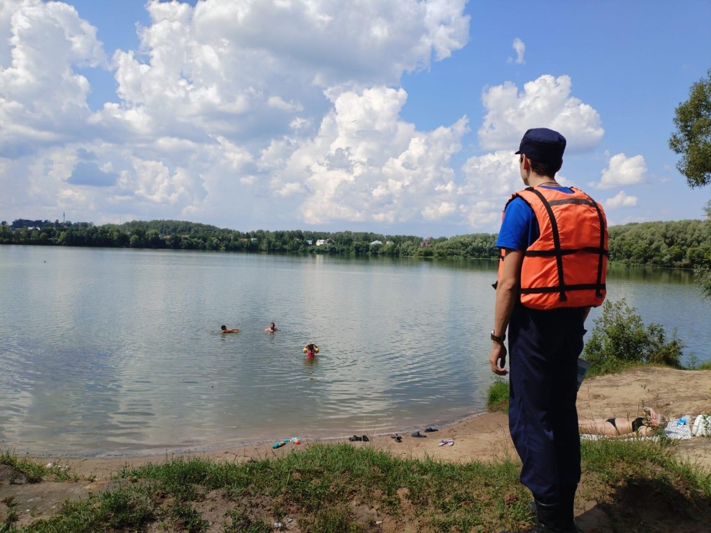 Как обеспечить безопасность детей у воды, рассказали спасатели Подмосковья