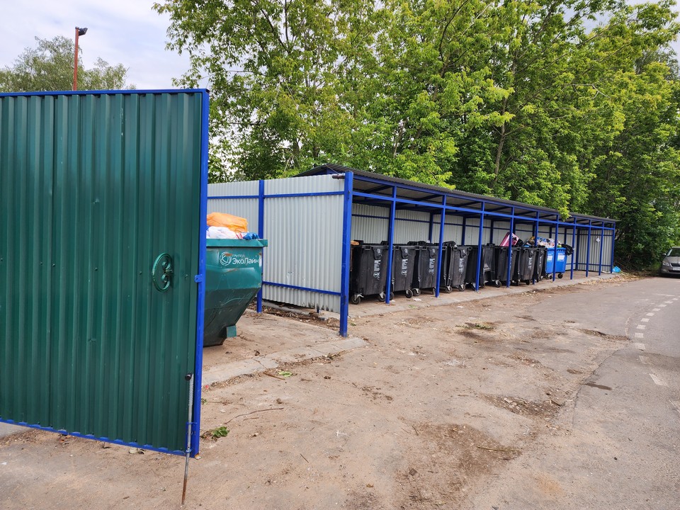 Коммунальщики привели в порядок контейнерные площадки в Лотошине