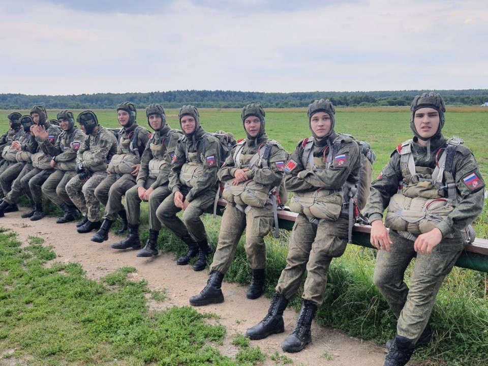 Лыткаринские юнармейцы прыгнули с парашютом