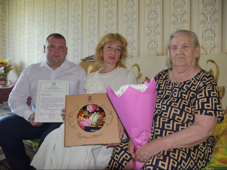 Долгожительницу из Ушакова поздравили с 85-летием