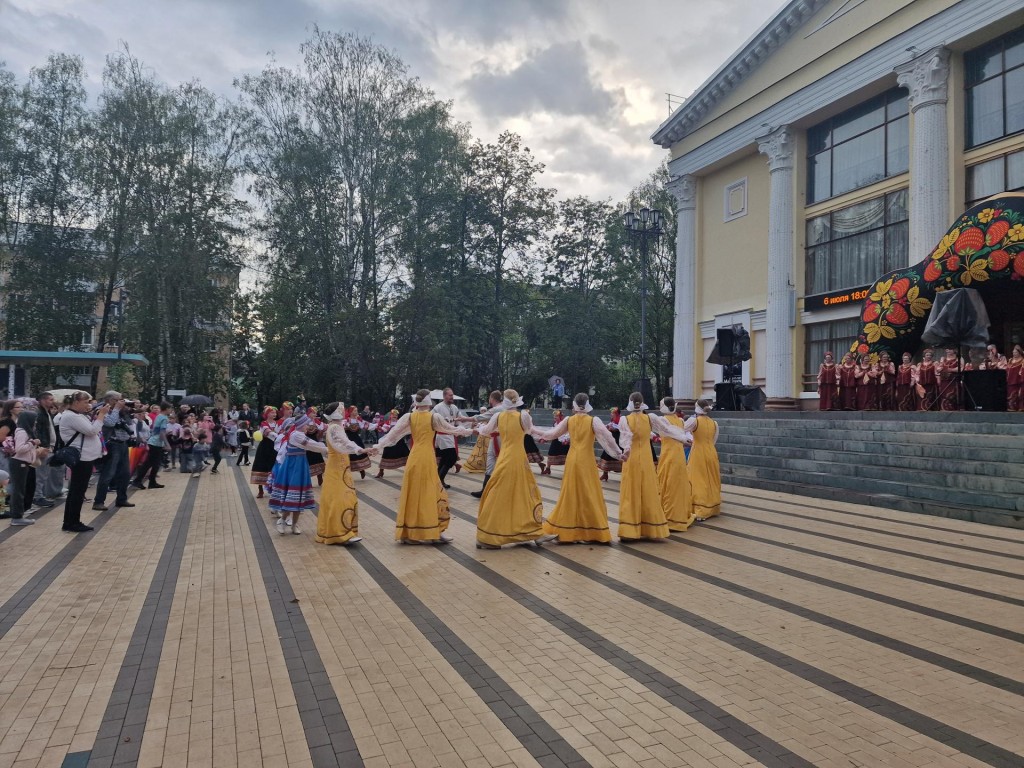 День семьи, любви и верности отметили на площади Космонавтов в Дубне