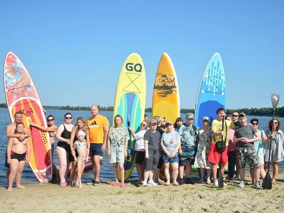 В Шатуре прошел первый SUP-заплыв для семей с детьми с особенностями развития
