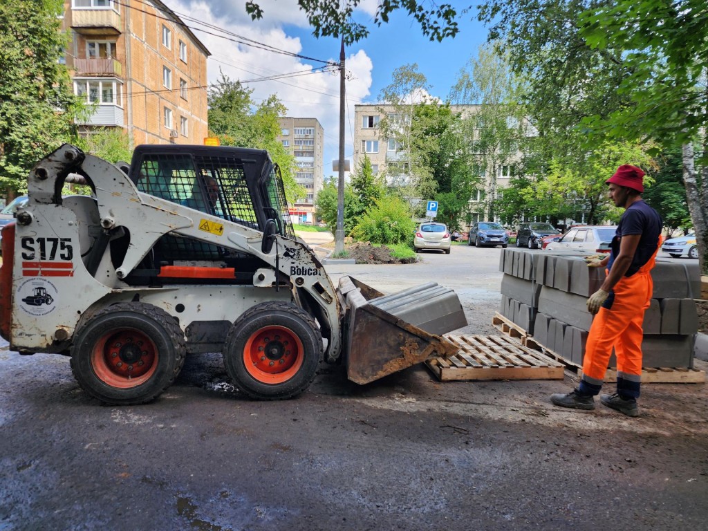 Бордюры обновляют во дворах на улице Полевой