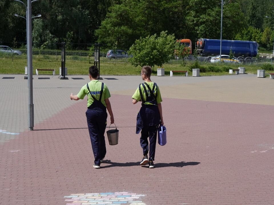 В пущине подростки наводят порядок на спортивных объектах