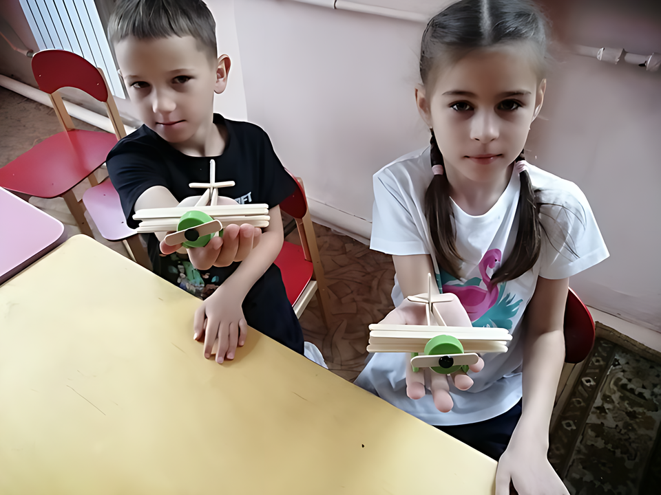 В каширском эколагере учат собирать самолеты