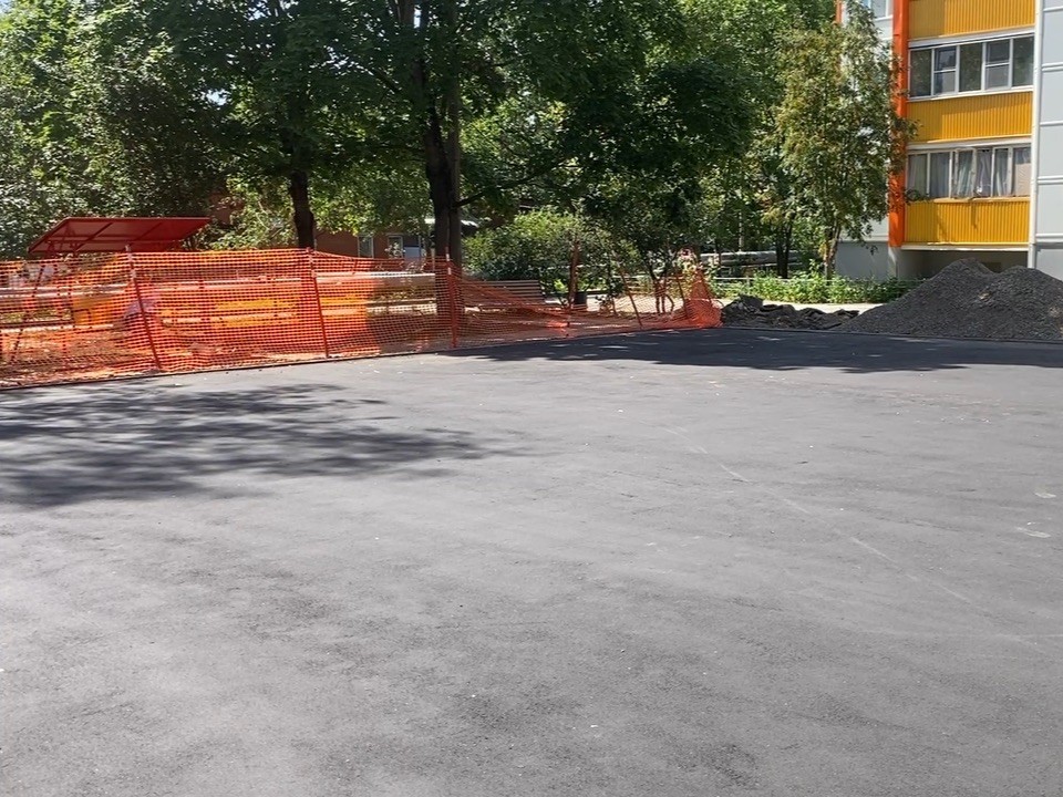 В Солнечном подготовили основание для установки новой детской площадки
