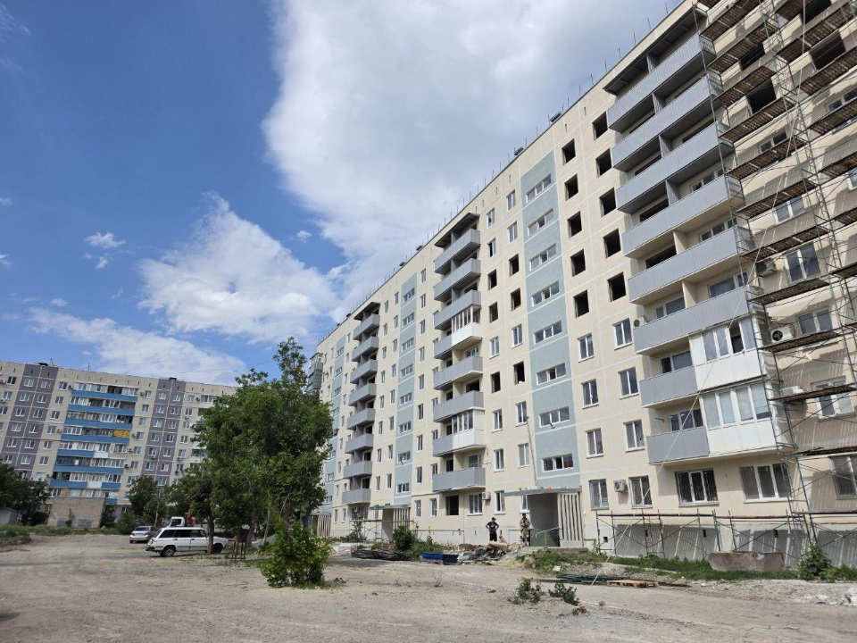 Подмосковные строители завершили ключевые работы по восстановлению жилого дома в Мариуполе