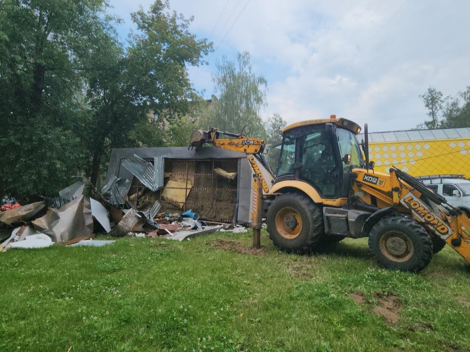 Под экскаватор пошел киоск на ул. Попова в Люберцах: все незаконные торговые точки будут снесены