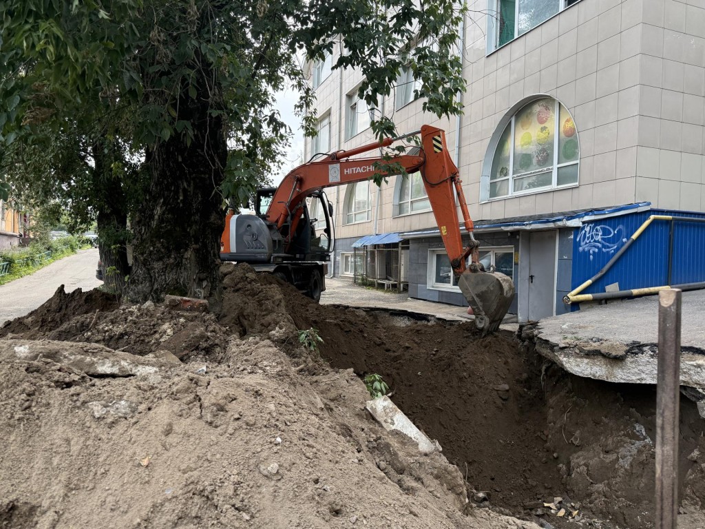 На Октябрьском проспекте в Люберцах ликвидируют аварию в теплосетях после ливня