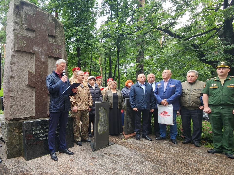 В День ветеранов боевых действий красногорцы возложили цветы к мемориалу