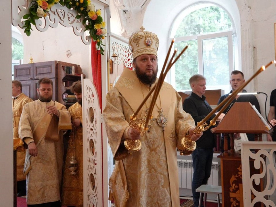 В старинном храме Серпухова собрались верующие за помощью и утешением