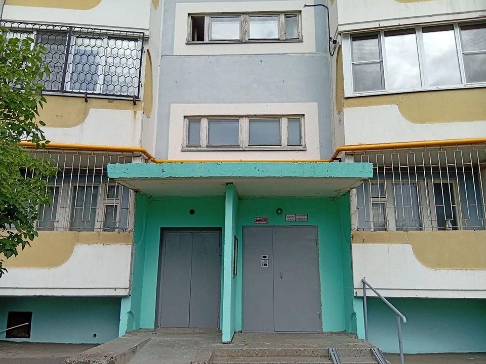Дверные доводчики отрегулировали в подъездах по ряду адресов в Ивантеевке