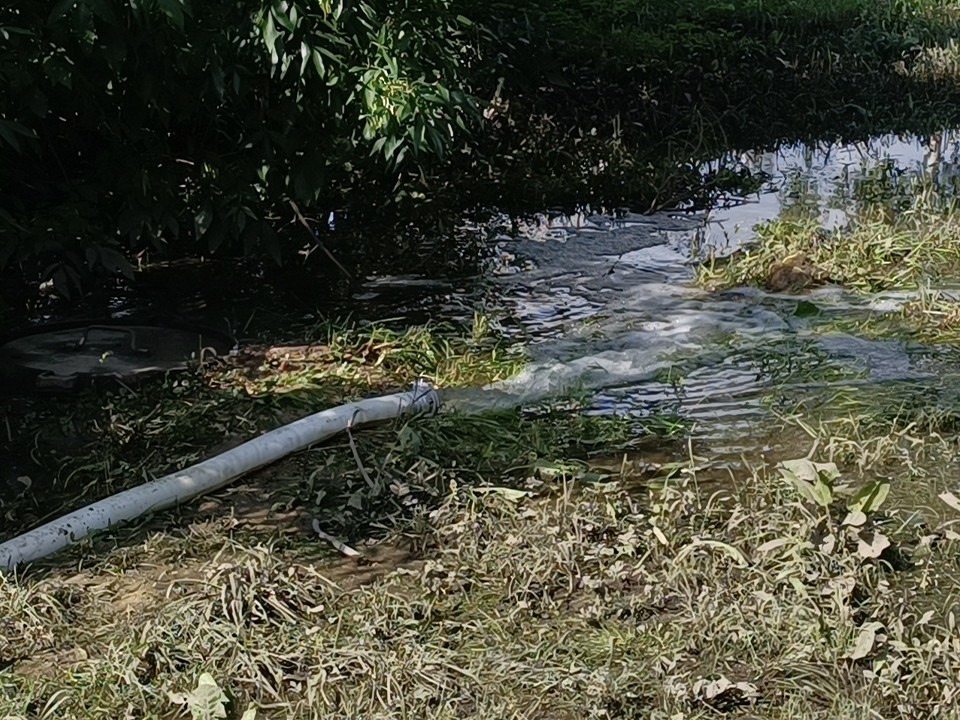 В Белых Столбах жители заметили отвод воды — администрация дала разъяснения