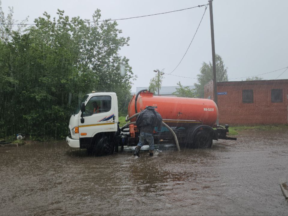 В Лобне на улицах Победы,Чайковского и Ленина оперативно откачивают воду