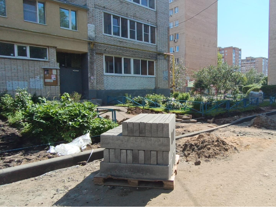 Во дворе дома со слоном в Лобне укладывают бордюр и обустраивают клумбы