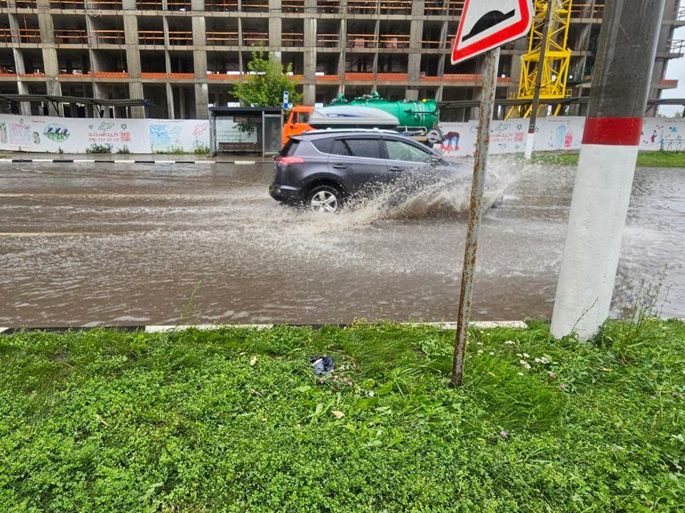 Воду с затопленных улиц Жуковского откачивают машинами