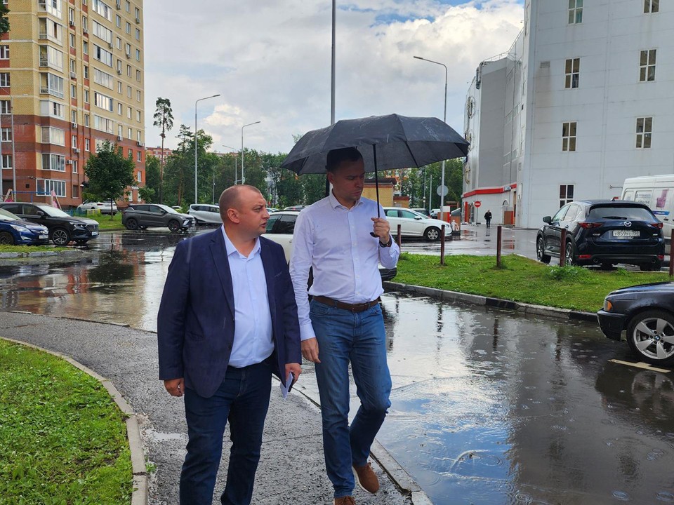 Новые асфальтированные дорожки проложили во дворе на улице Радиоцентр-5