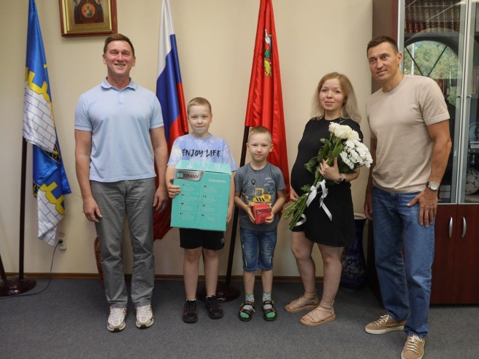 Семьи защитников Отечества из Сергиева Посада поздравил чемпион Легков
