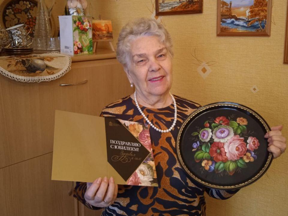 В Бронницах пожилым жителям от 80 лет вручают подарки от губернатора к юбилеям