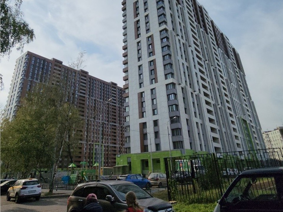 Житель Трехгорки превратил козырек подъезда в личную зону отдыха