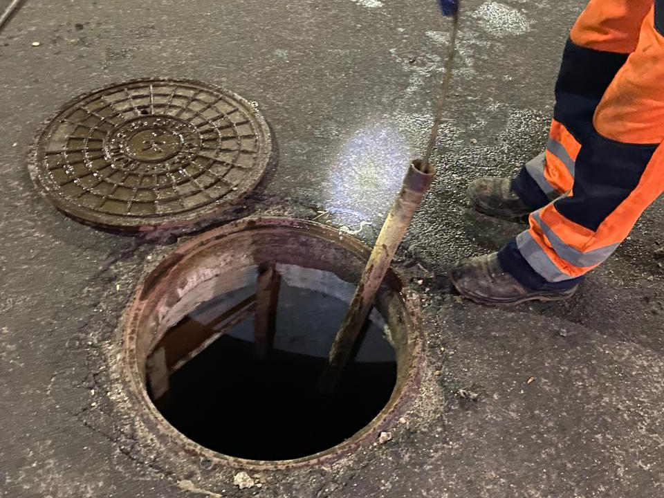 «Одеяло» из салфеток вытащили из канализационного засора на улице Комсомольской