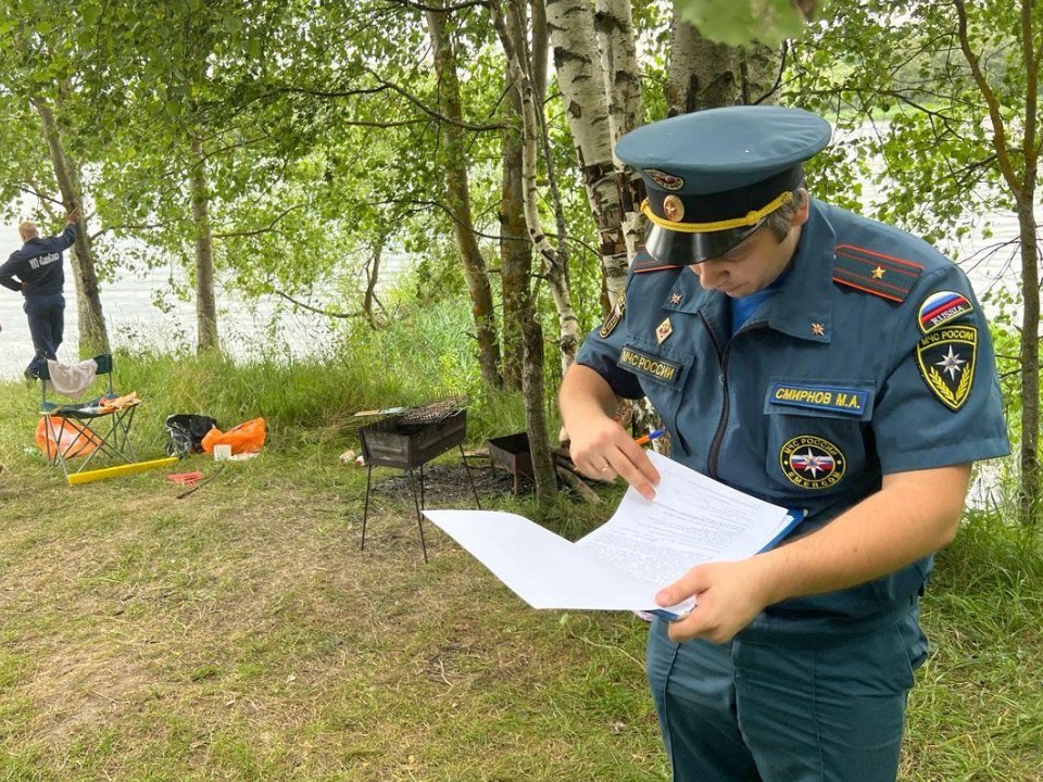 Памятки с правилами безопасности у воды раздали отдыхающим в Солнечногорске