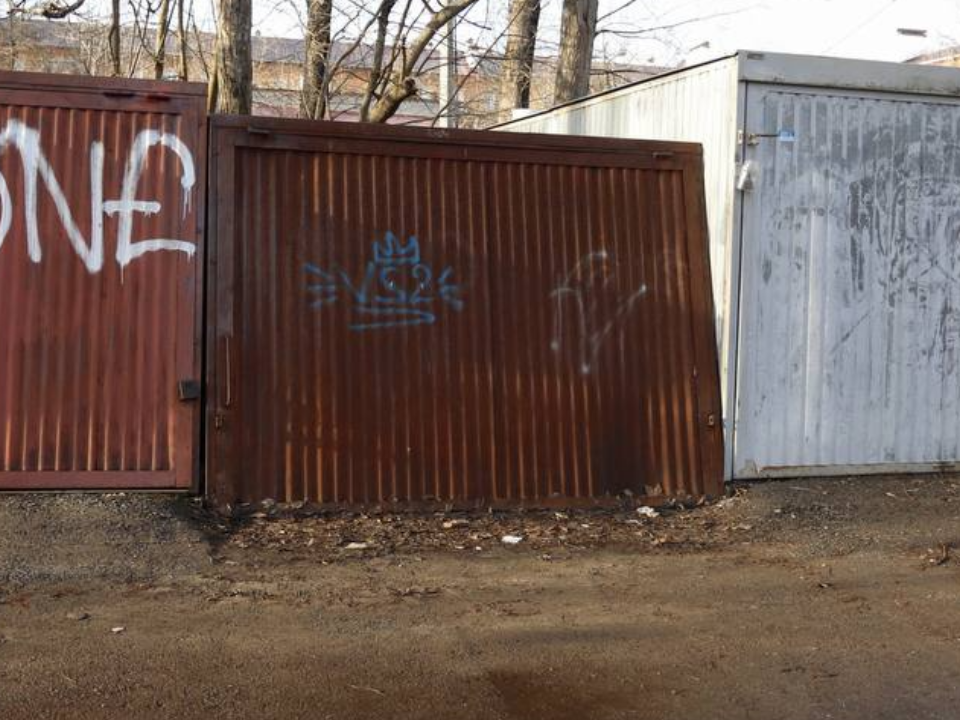 На улице Павла Блинова сносят незаконные гаражи