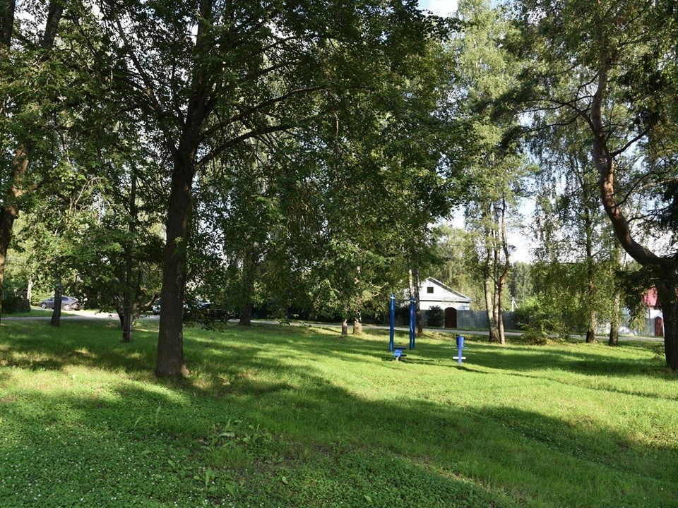 На спортплощадке в Большой Сестре установят новые скамейки