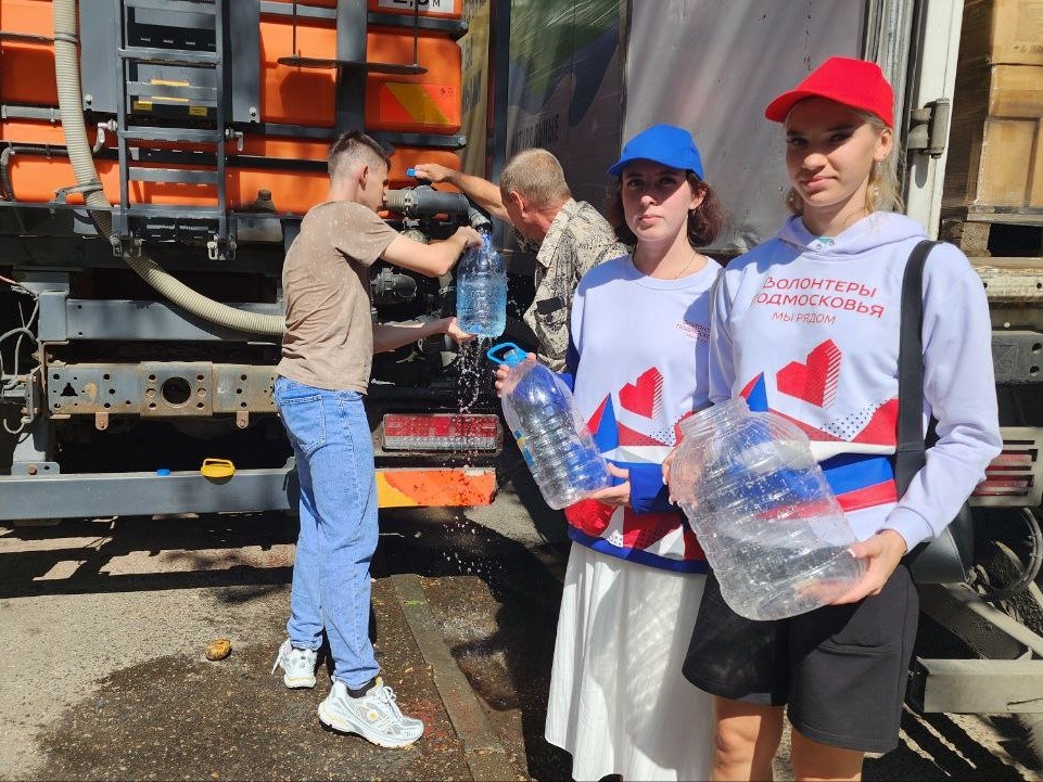 Волонтеры Подмосковья раздают воду жителям Серпухова, чьи дома пострадали от коммунальной аварии