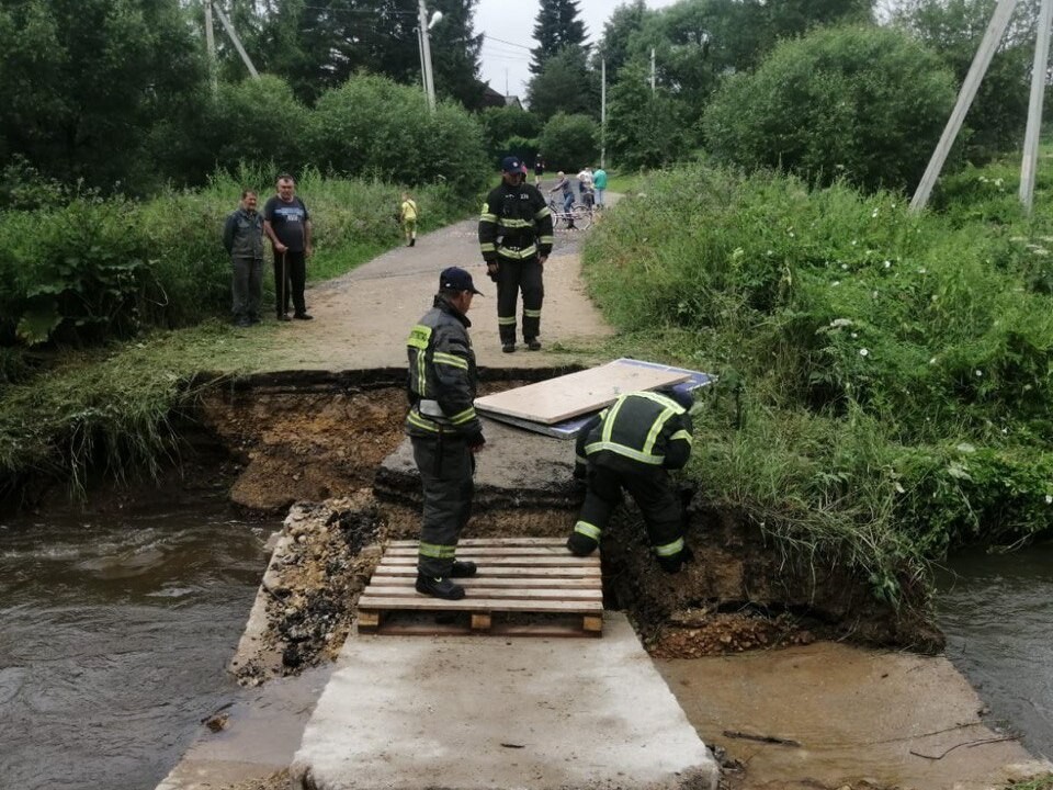 Размытую дорогу через ручей полностью восстановят в Наро-Фоминске за два дня