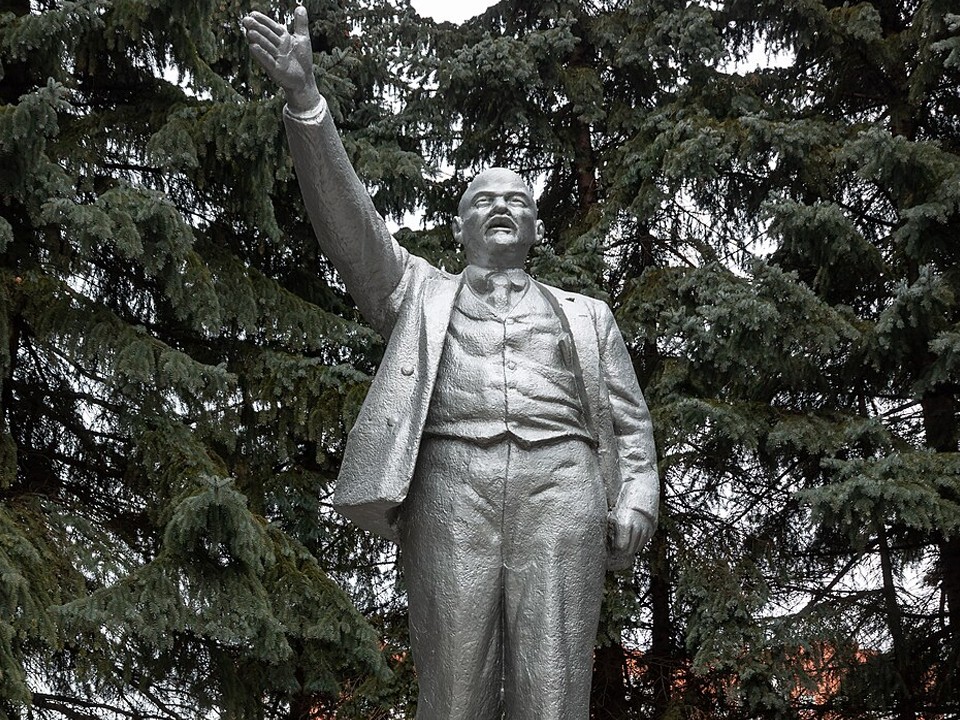 Ленин призывает к полетам на Луну в Балашихе