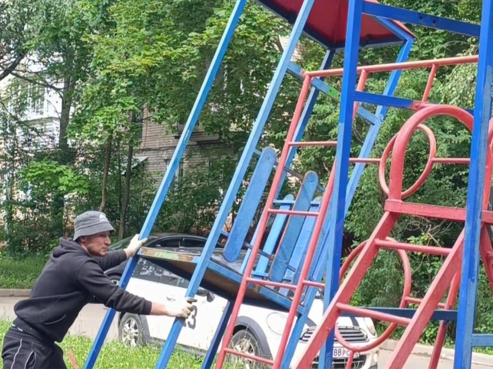 В Лобне строят новую детскую площадку на улице Победы