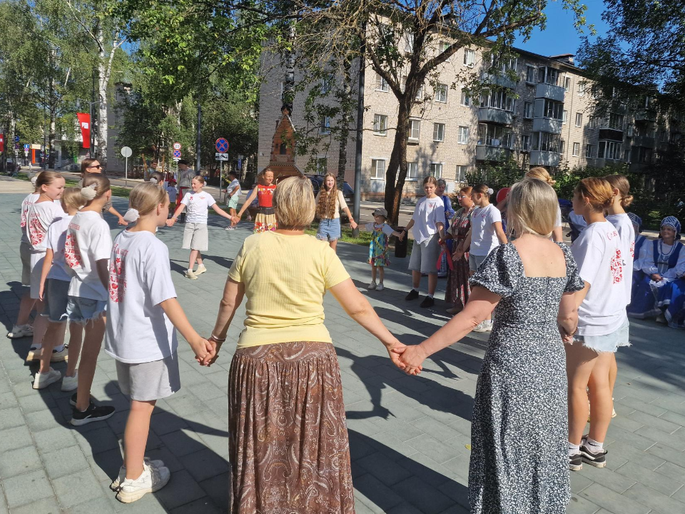 В Дубне на Центральной улице всех желающих обучили актерскому мастерству