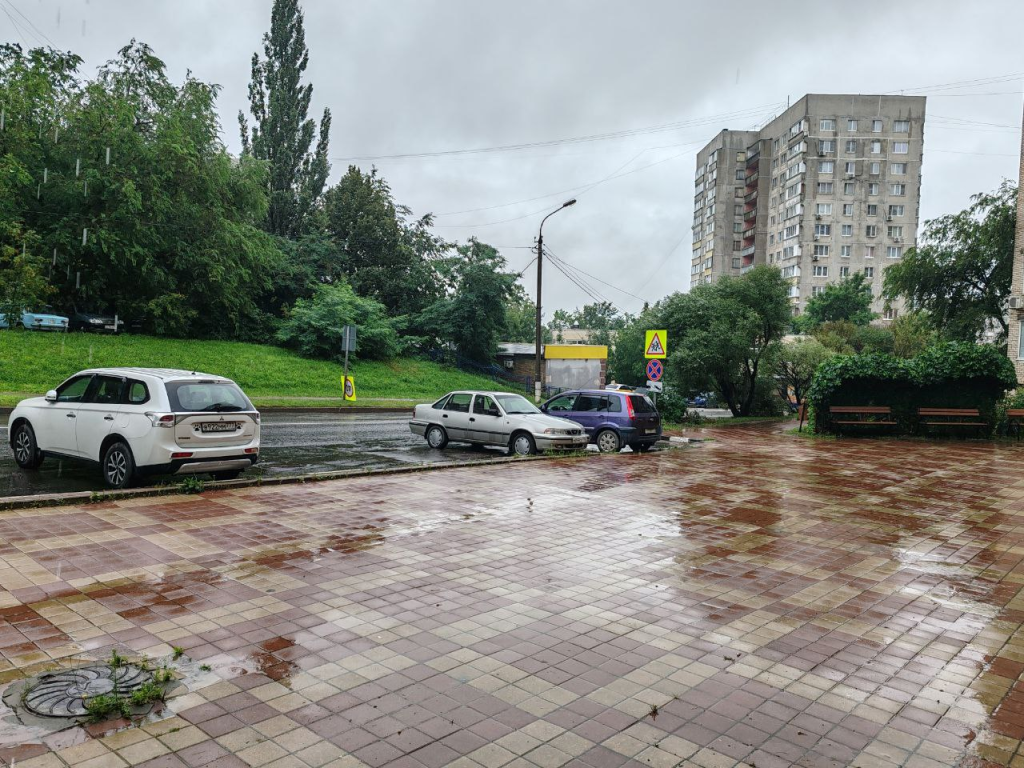 Коммунальные службы ликвидируют локальные подтопления в Дзержинском