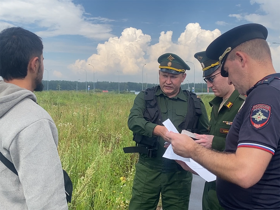 В Одинцове семь человек получили повестки в военкомат после рейда на стройке
