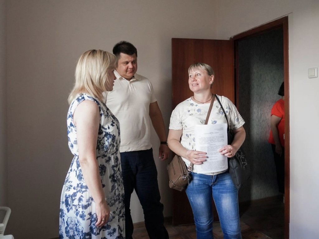 Семья с особенностями здоровья получила квартиру в Клину