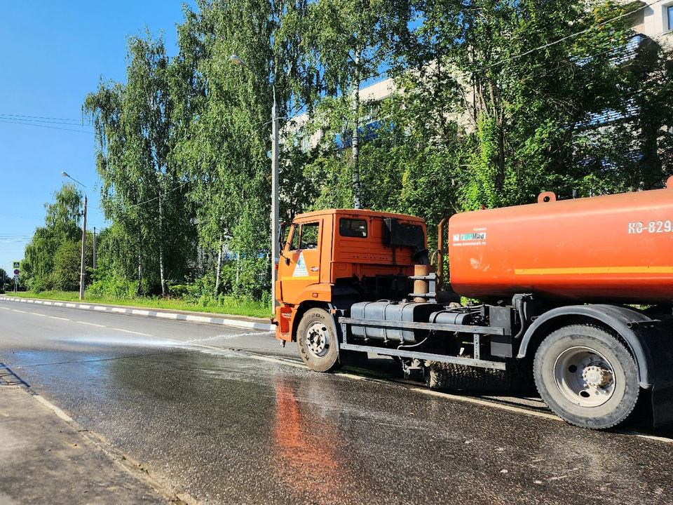 Дороги в Коломне и Озерах круглосуточно поливают холодной водой