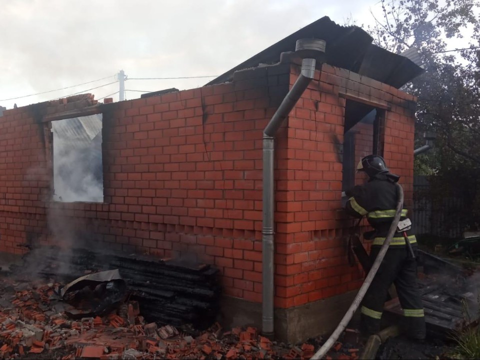 Пожарные потушили горящий дачный домик в СНТ «Центр» в Ступине