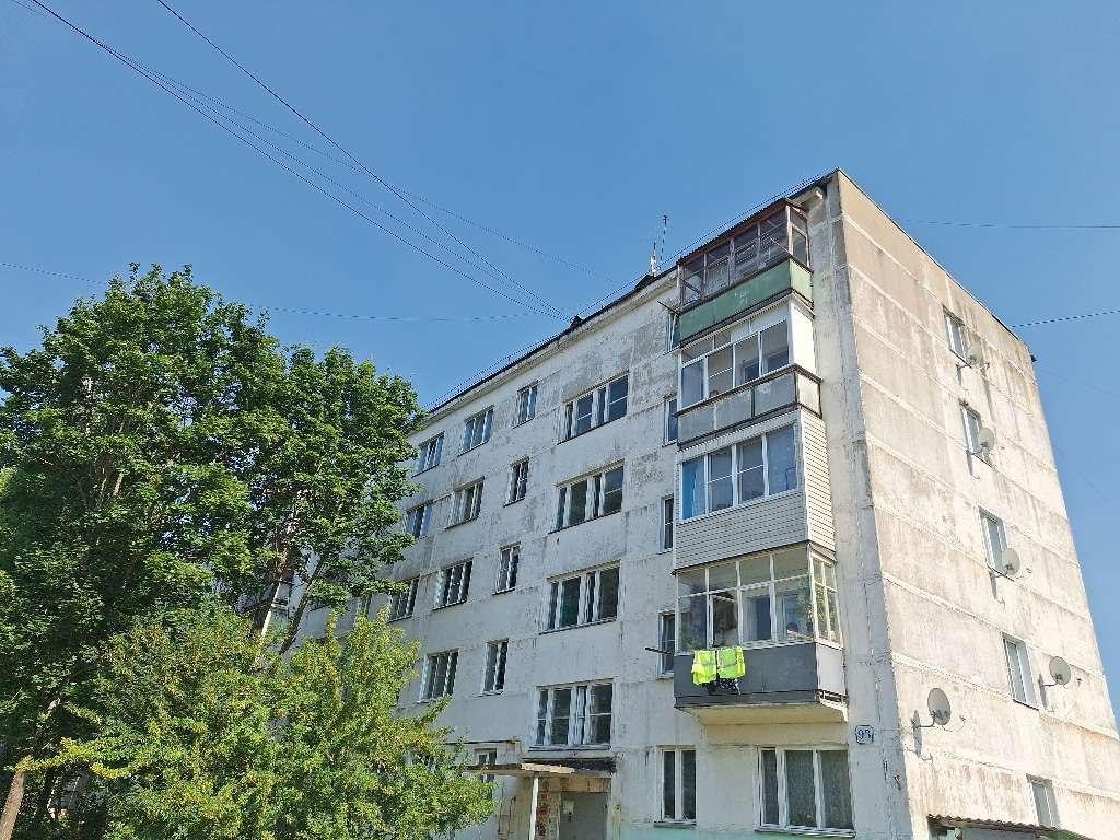 В деревне Нестерово начали обновлять кровлю пятиэтажного дома