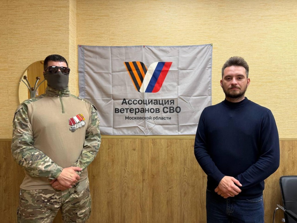 Боец в отпуске помог собрать посылку для своих