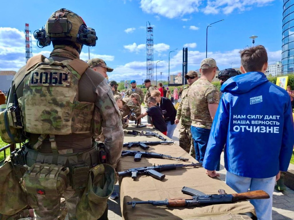Бойцы спецназа показали современное вооружение подмосковным школьникам