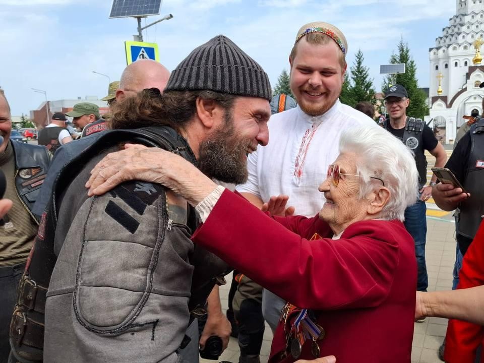 Участница ВОВ из Подольска во время автопробега познакомилась с лидером «Ночных волков»