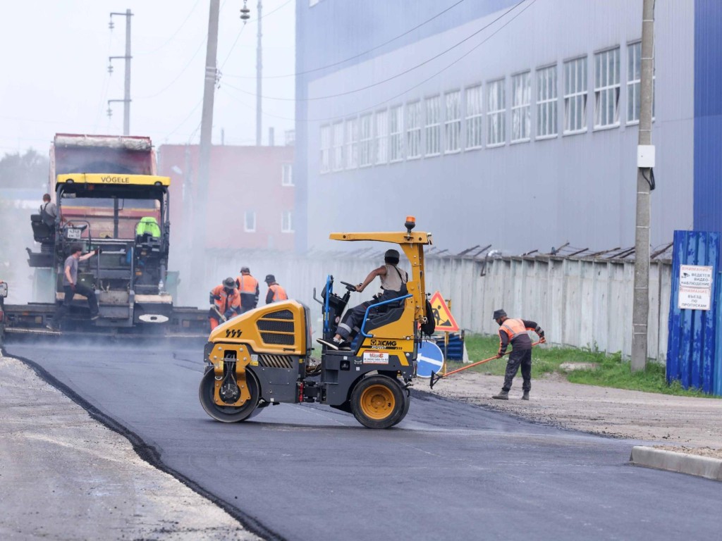 В Подольске приступили к укладке нового асфальта на улице Шамотной