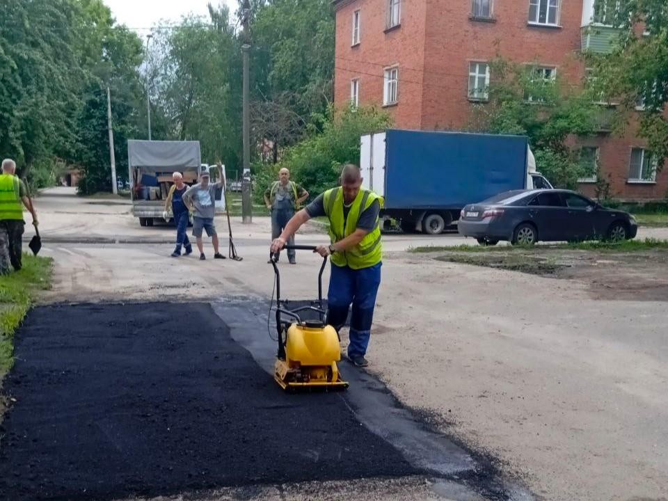 На улицах Ленинской и Мичурина завершили ямочный ремонт дорог