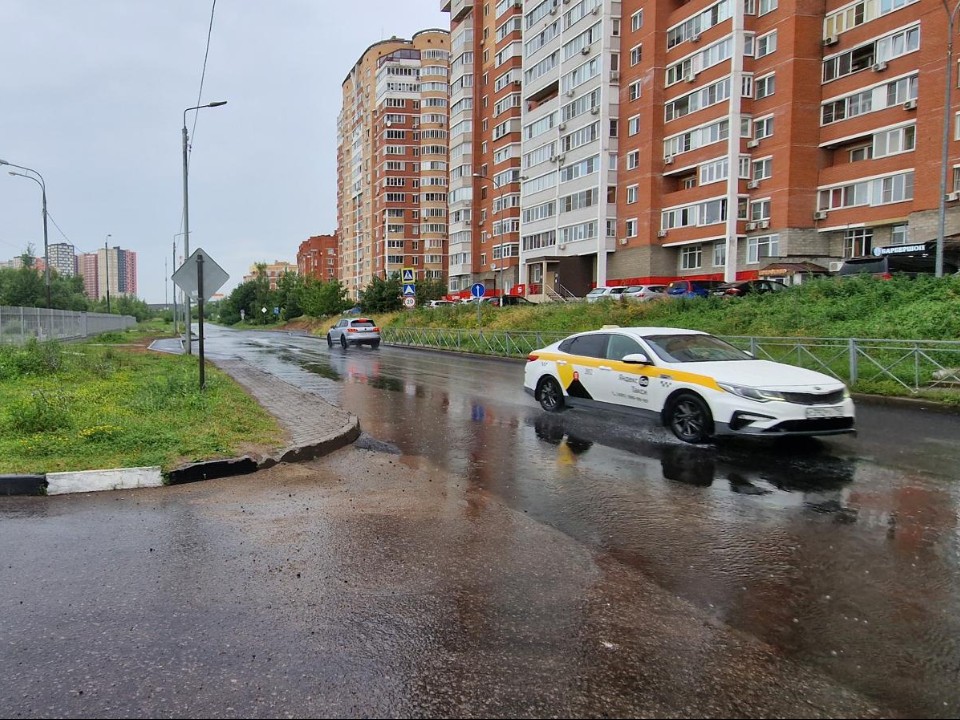 Новый асфальт на Заречной улице прошел первую проверку дождем