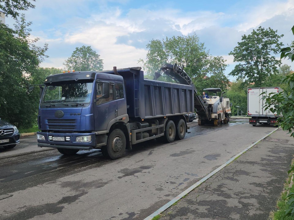 Для нового дорожного покрытия на улице Шмидта используют инновационную смесь